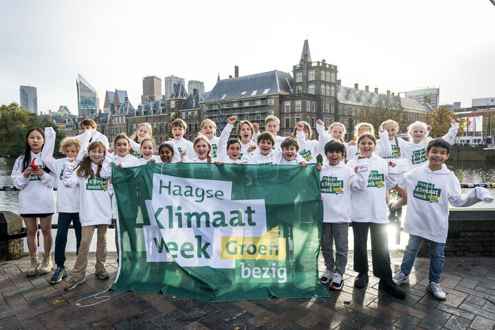 groep kinderen bij de hofvijver met truien en vlag voor de haagse klimaatweek