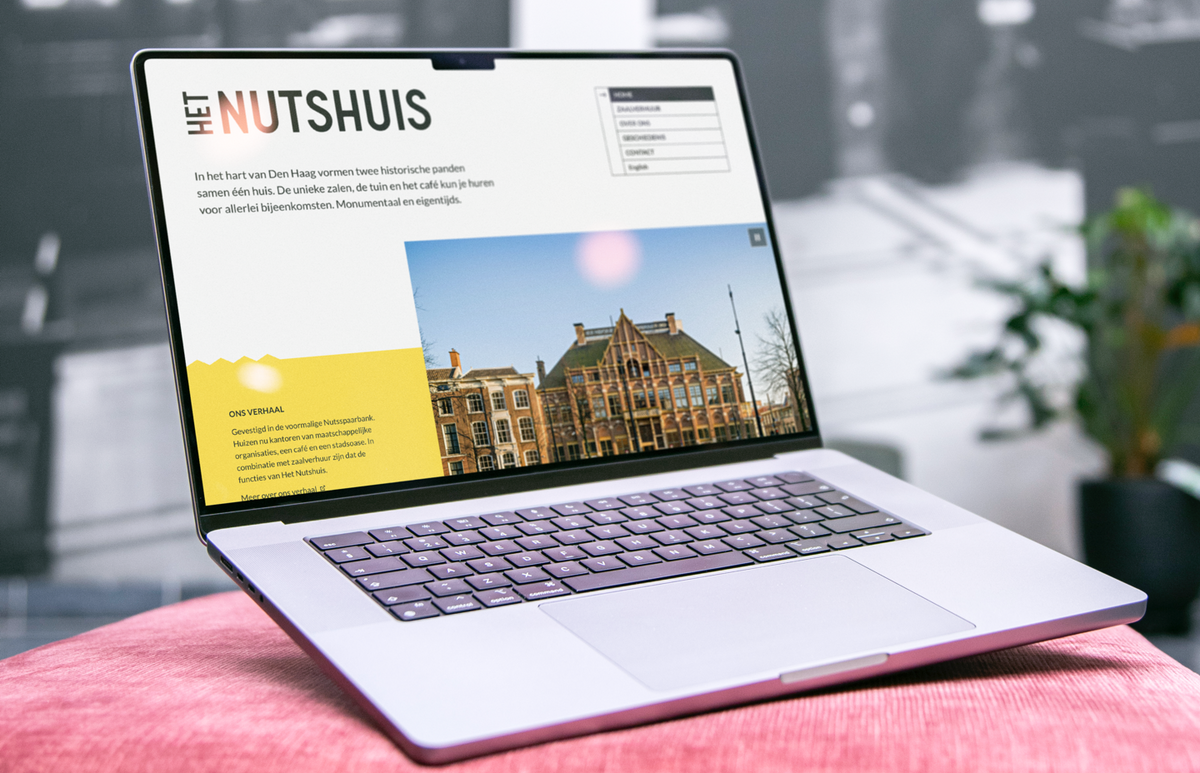 nutshuis website getoond op laptop in het nutshuis